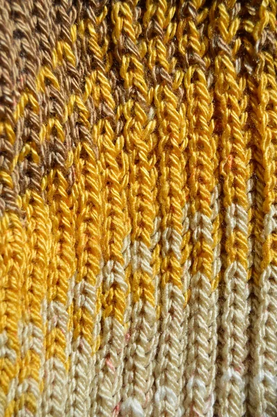 ウールで作られたパターン生地 手作りニット生地黄色ウールの背景テクスチャ — ストック写真