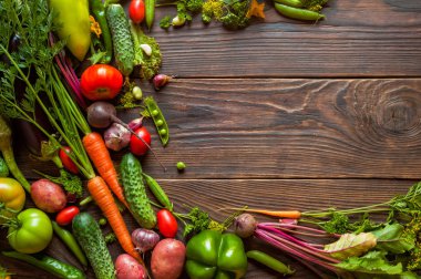 Taze organik sebze metin için yer ahşap tablo