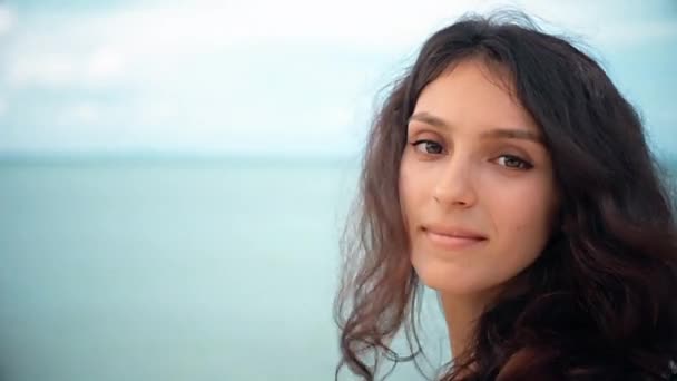 Kamerayı için çekici genç kadın — Stok video