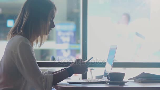 Young woman freelancer working in cafe — Stock Video