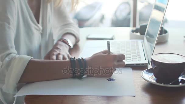 Mujer joven freelancer trabajando en la cafetería — Vídeos de Stock