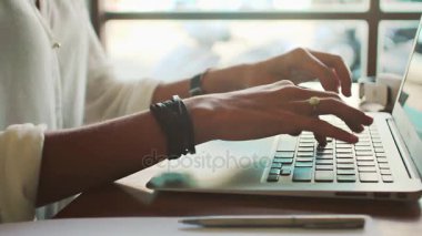 Dizüstü bilgisayarda yazarak genç kadın serbest meslek 