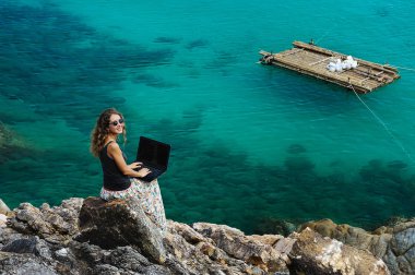 Laptop ile mutlu hissediyor kadın serbest meslek