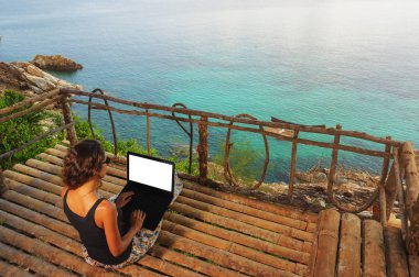 Laptop ile mutlu hissediyor kadın serbest meslek