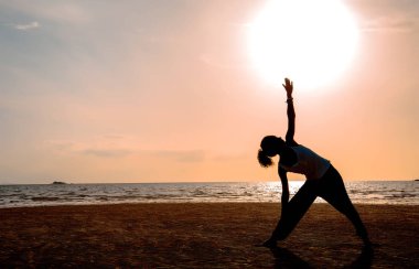 Yoga-kız sahilde