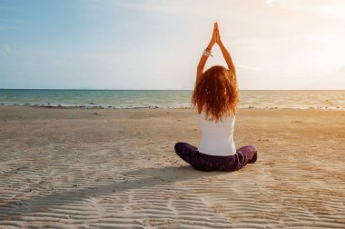 Yoga-kız sahilde