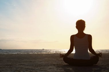 Yoga-kız sahilde