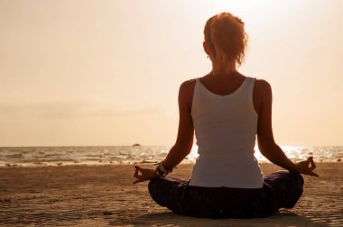 Yoga-kız sahilde