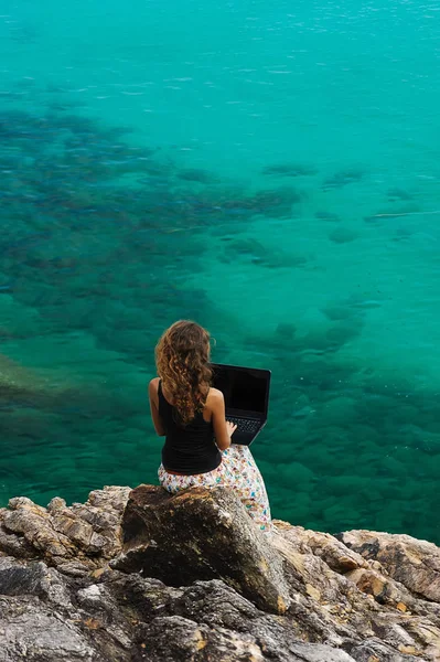 Femme pigiste se sentant heureux avec ordinateur portable — Photo