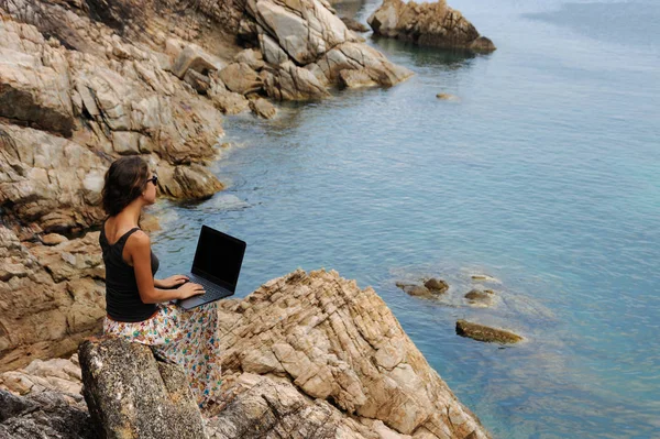 Жінка фрілансер відчуває себе щасливою з ноутбуком — стокове фото