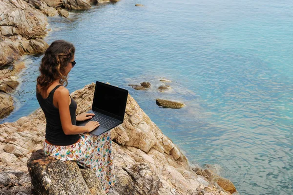 Freiberuflerin mit Laptop zufrieden — Stockfoto