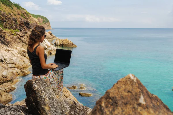 Freelancer γυναίκα αισθάνεται ευτυχής με φορητό υπολογιστή — Φωτογραφία Αρχείου