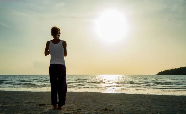 Yoga-kız sahilde — Stok fotoğraf