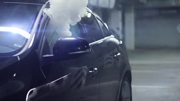 Fumar cigarrillo electrónico dentro del coche — Vídeo de stock