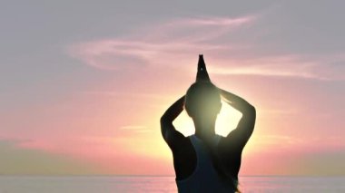 gün batımında sahilde meditasyon kadın