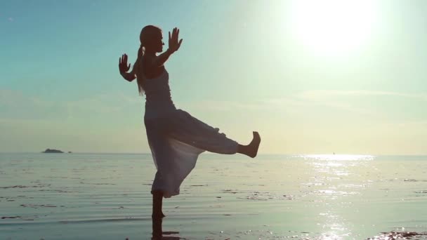 Frau macht Yoga am Strand bei Sonnenuntergang — Stockvideo