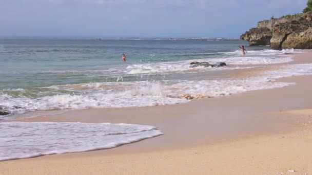 Тропический песчаный пляж — стоковое видео