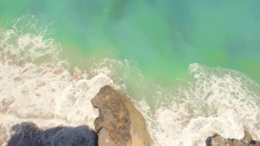 Dalgalar ile okyanus yüzeyinden Üstten Görünüm