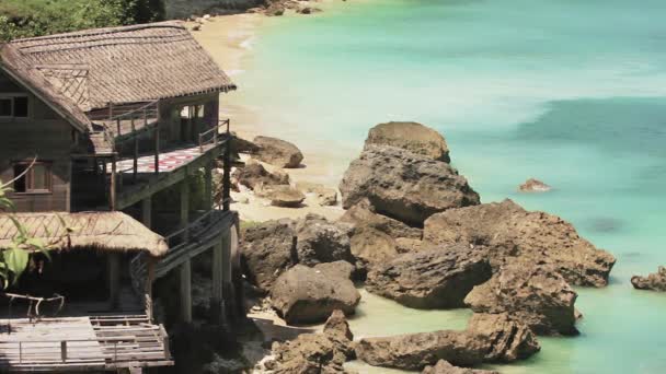 Praia branca com casa abandonada — Vídeo de Stock