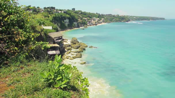 Playa blanca con casa abandonada — Vídeo de stock