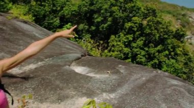 Genç kadın inanılmaz bir manzara parmakla gösterilen