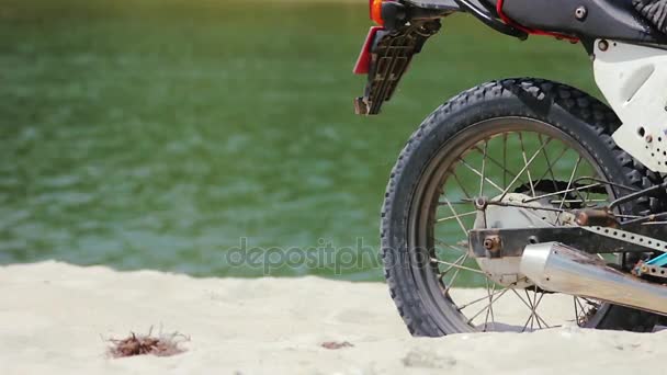 Enduro motorfiets wiel uitglijden in zand in Slow motion close-up — Stockvideo