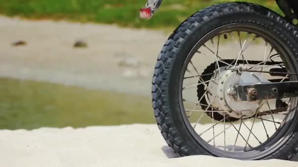 Enduro motorcykel glider Wheel i Sand i långsam rörelse närbild — Stockvideo