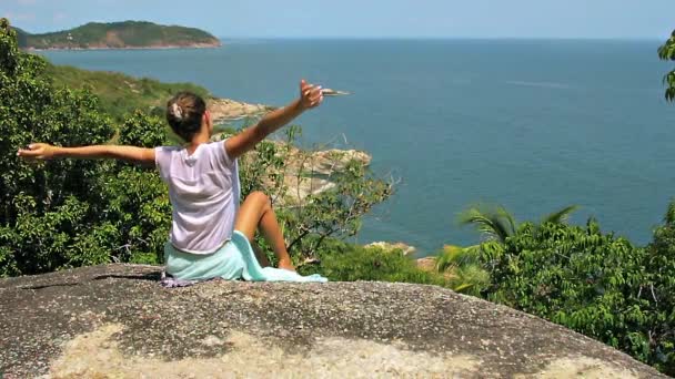 Femme pigiste travaillant devant une vue à couper le souffle — Video