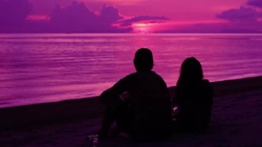 Romantik Çift gün batımını izlemek silüeti