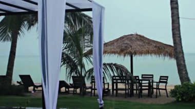 Yağmur Zamanı plajda dış Restoran