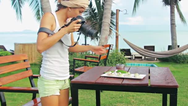 Girl photographer shooting food in restaurant outdoors — Stock Video