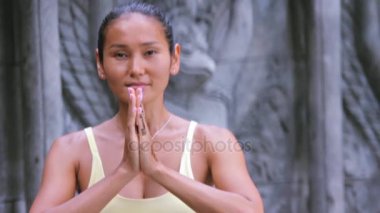 Asyalı genç kadın yoga yaparken