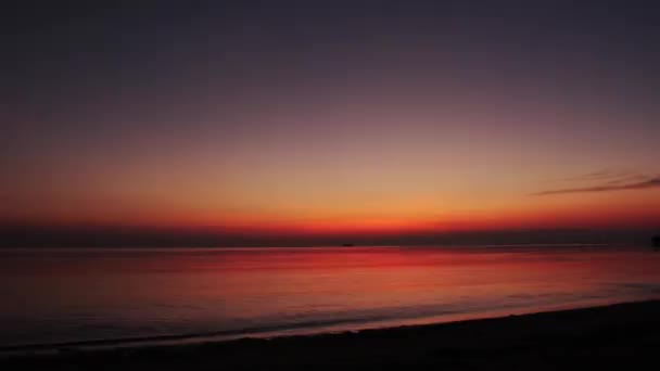 Två glada tjejer kör mot varandra på stranden på sunset — Stockvideo