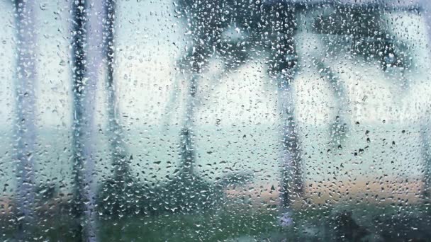 Капли дождя на оконном стекле — стоковое видео