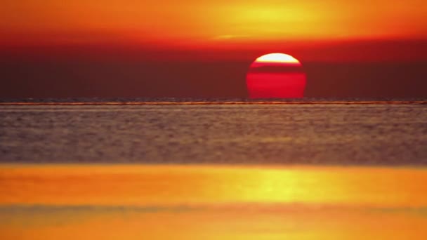 Il sole tramonta dietro il mare — Video Stock