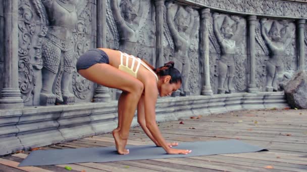 Asiática joven haciendo hatha yoga en abandonado templo — Vídeos de Stock