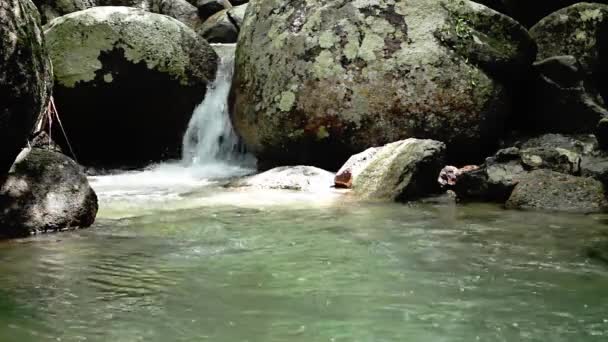 Jungle vodopád kaskádové dolů v národním parku — Stock video
