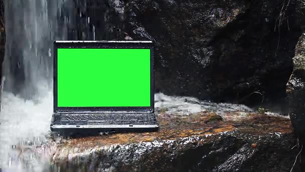 Laptop under vattenfall — Stockvideo