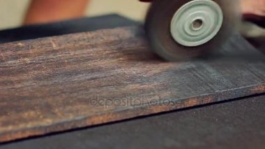 Bir metal disk fırça ile ahşap yüzey taşlama