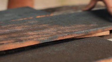 Bir metal disk fırça ile ahşap yüzey taşlama