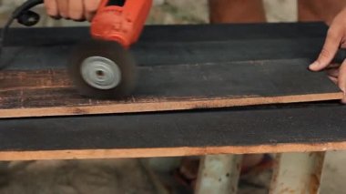 Bir metal disk fırça ile ahşap yüzey taşlama