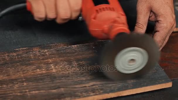 Molienda de superficie de madera con un cepillo de disco de metal — Vídeos de Stock