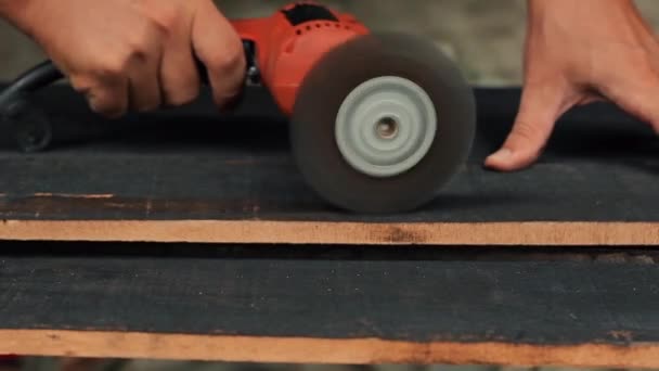 Шліфування дерев'яної поверхні металевим диском пензлем — стокове відео