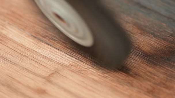 Schleifen der Holzoberfläche mit einer Metallscheibenbürste — Stockvideo