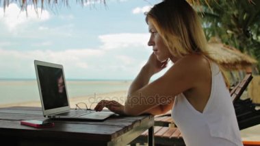 Plajda çalışan Bayan serbest meslek