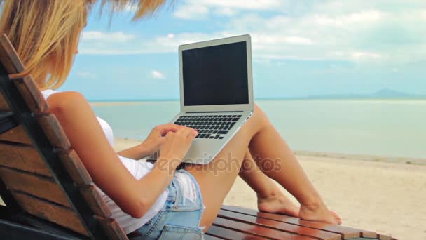 Lady freelancer trabajando en la playa — Vídeos de Stock