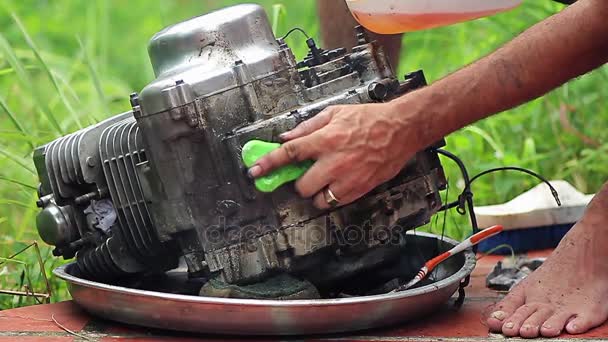 Limpieza del motor con cepillo de dientes — Vídeo de stock