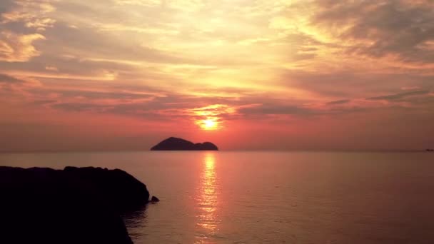 Západ slunce na moři. Timelapse mraky — Stock video