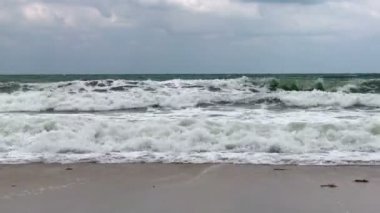 Okyanus fırtına dalgalar deniz sprey sahilde
