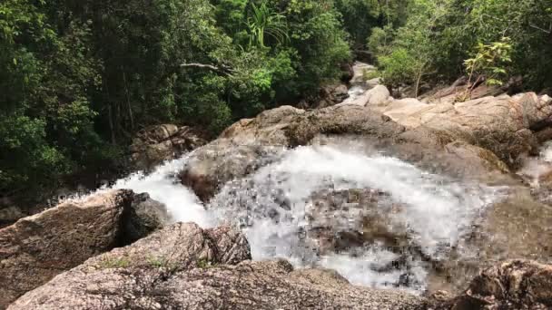 Vodopád na tropický prales s 4 k rozlišení zobrazení — Stock video